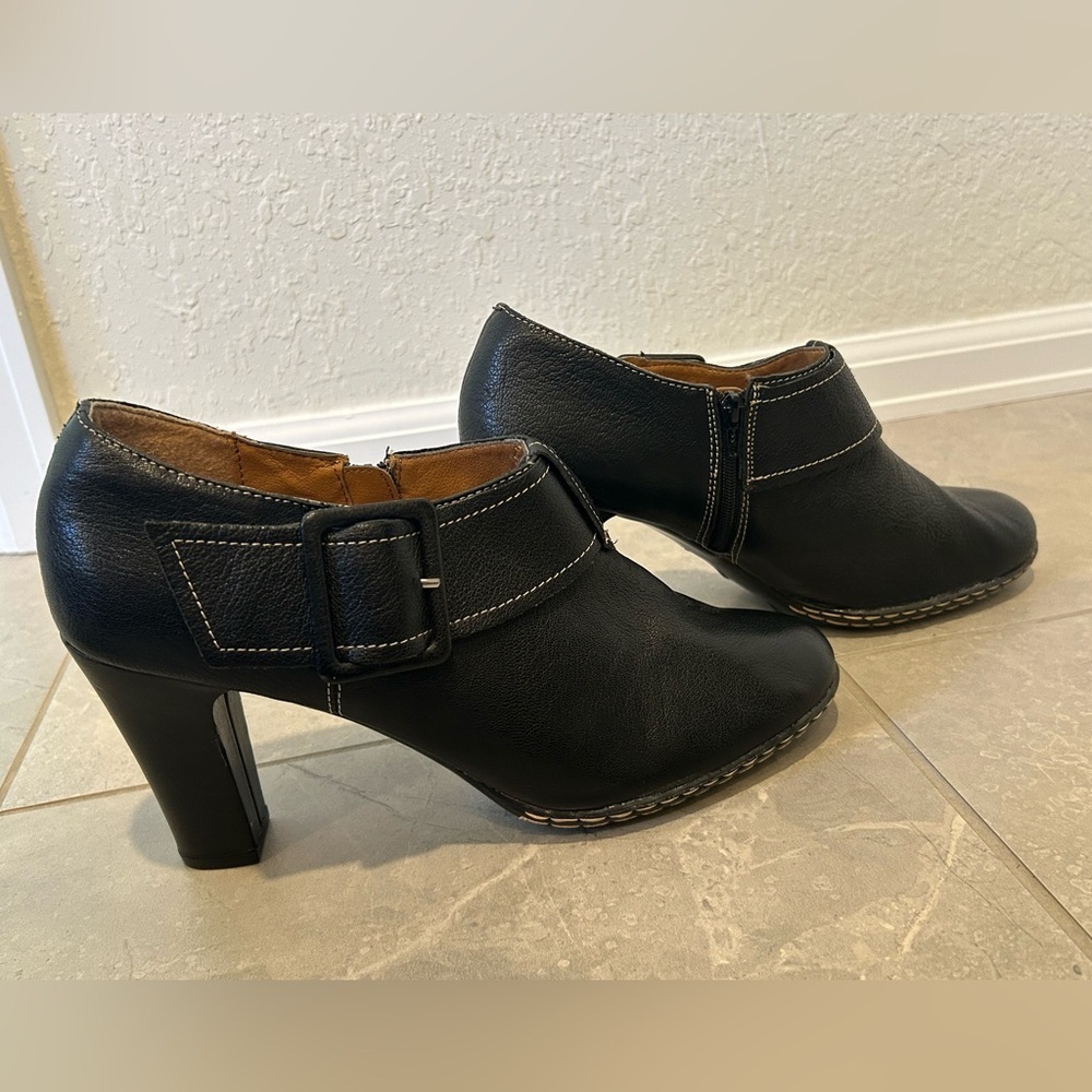 Söfft Women's Willa Black Leather
Heeled Side Zip Ankle Bootie - Picture 9 of 13